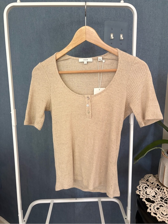 Vince Tops - NWT Vince Ribbed Short Sleeve Scoop Neck Top in Beige